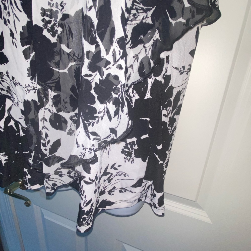 Chic Black and White Floral Blouse. NWT - Picture 2 of 8
